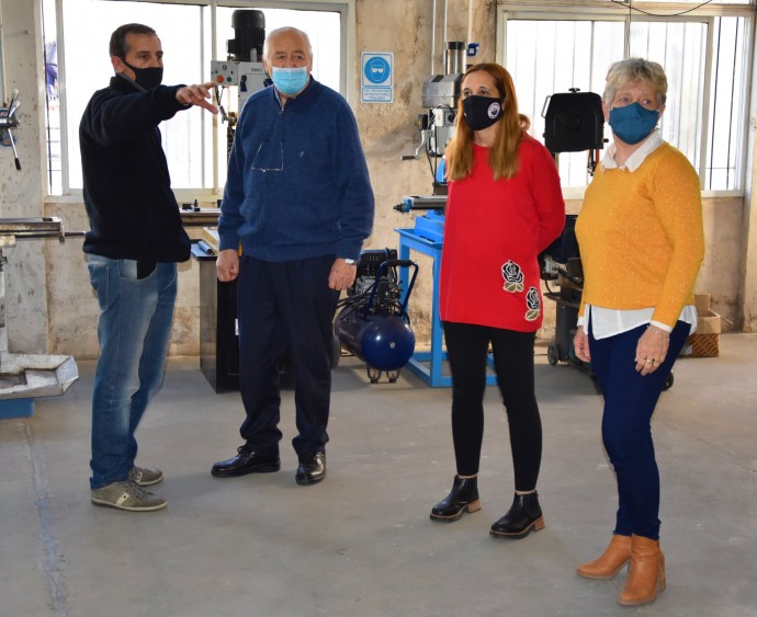 Álvarez visitó la Escuela de Educación Secundaria Técnica