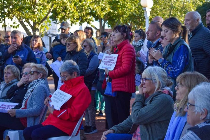 Tres Lomas marchó en defensa de la educación pública