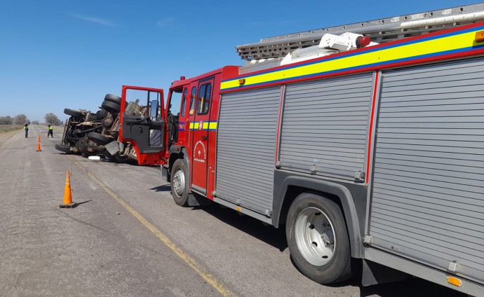 Volcó un camión con carga de placas de vidrio en la Ruta 85