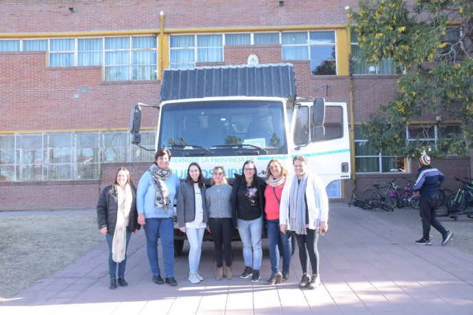 Llegaron mesas y sillas para la Unidad Académica y de la EP N° 1