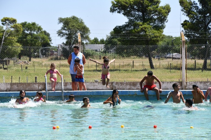 Inició la temporada de pileta del Club Alumni de Quenumá