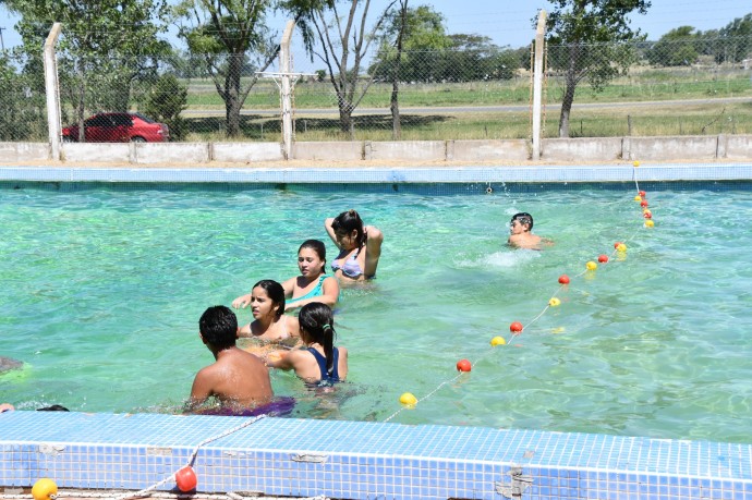 Inició la temporada de pileta del Club Alumni de Quenumá