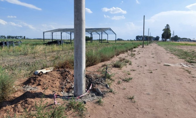 Instalan energía eléctrica en el Parque Comercial e Industrial de Ruta 5