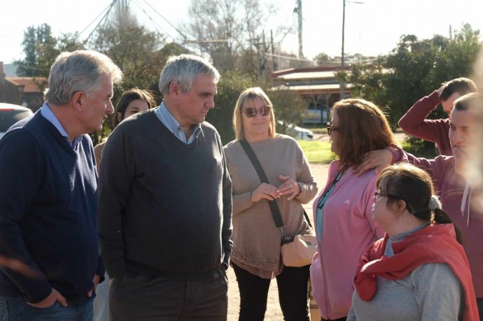 Héctor Gay visitó la sede de la Unión Vecinal