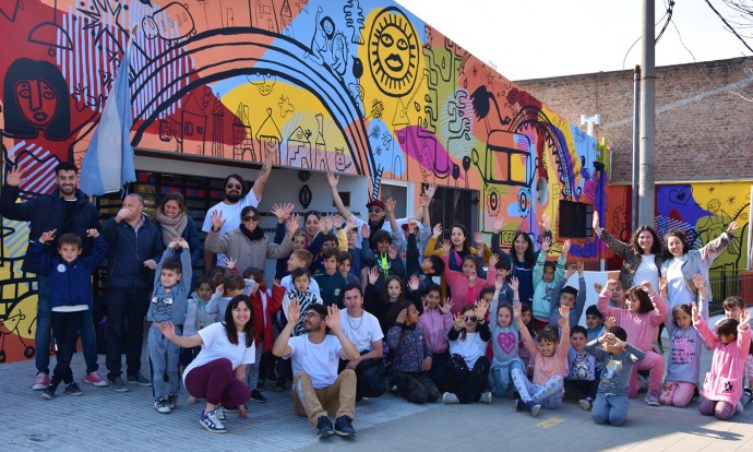 Terminaron el mural por el cincuentenario del Centro Complementario 