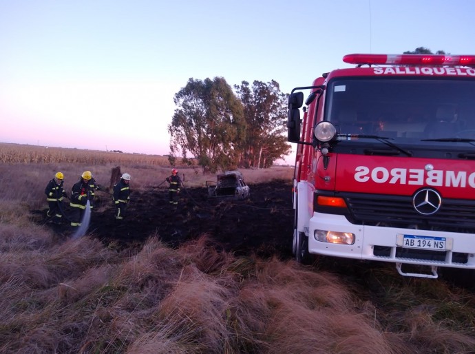 Bomberos voluntarios acudieron a un incendio vehicular en Ruta 85