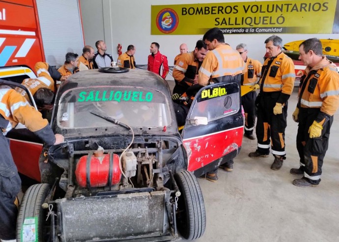 Bomberos se capacitaron sobre rescate en vehículos de competencia