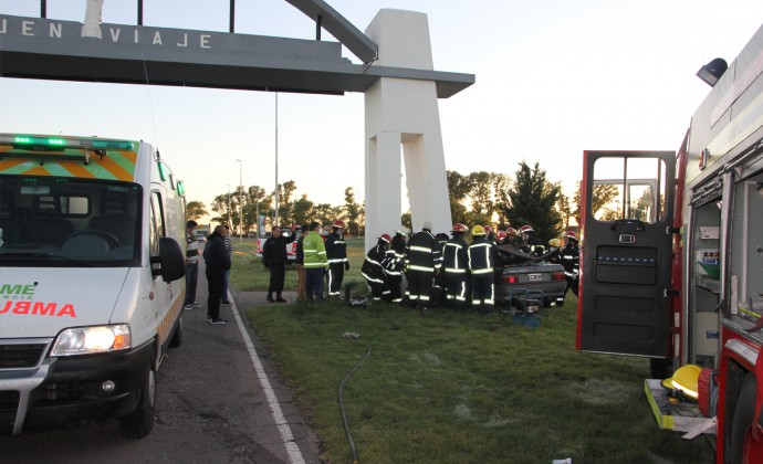 Un automóvil se estrelló contra el Arco del Acceso Centenario