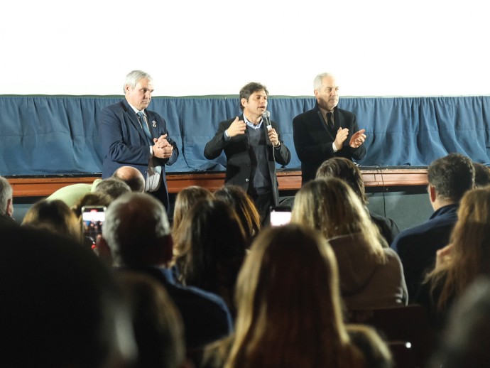 Kicillof entregó títulos de propiedad a familias de la ciudad 