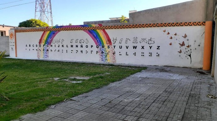 Pintan un mural en la Escuela Especial de Pellegrini