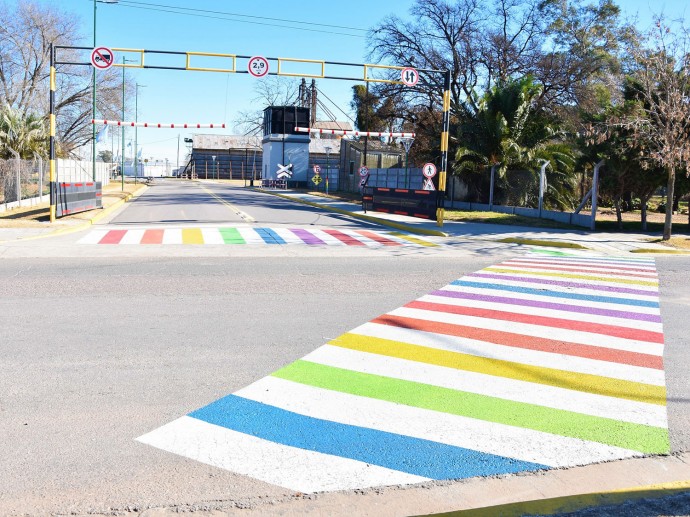 Intervención artística del nuevo Paso a Nivel por el Día del Orgullo