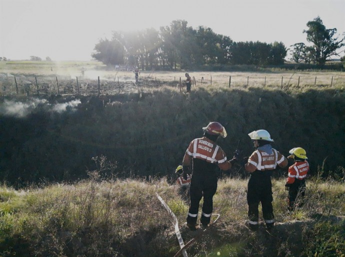 Bomberos evitaron que un incendio alcance un monte y rastrojos  