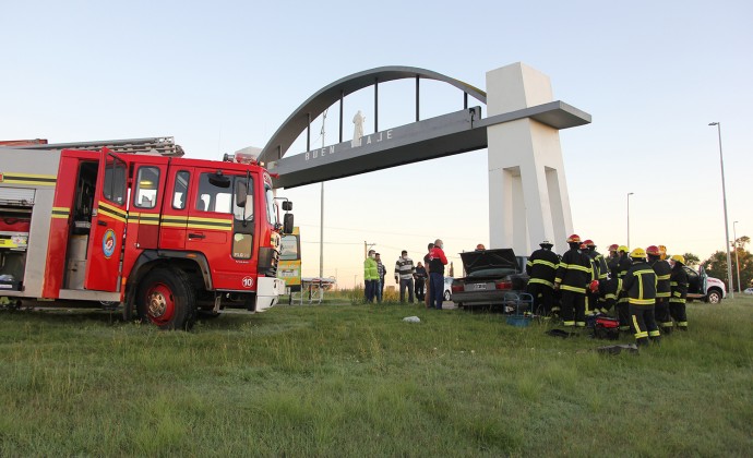 Un automóvil se estrelló contra el Arco del Acceso Centenario