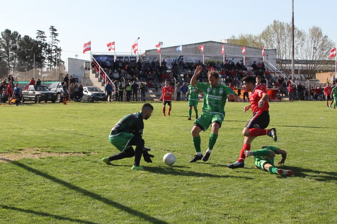 Roberts y Newbery empataron en el regreso del fútbol