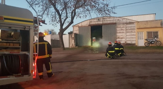 Bomberos Voluntarios sofocó principio de incendio en un taller