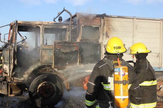 Se incendió un camión en el camino a Carhué