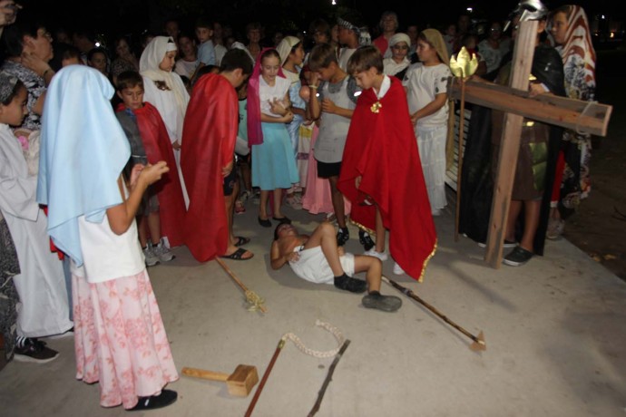 Alumnos de catequesis realizaron una gran interpretación del Vía Crucis