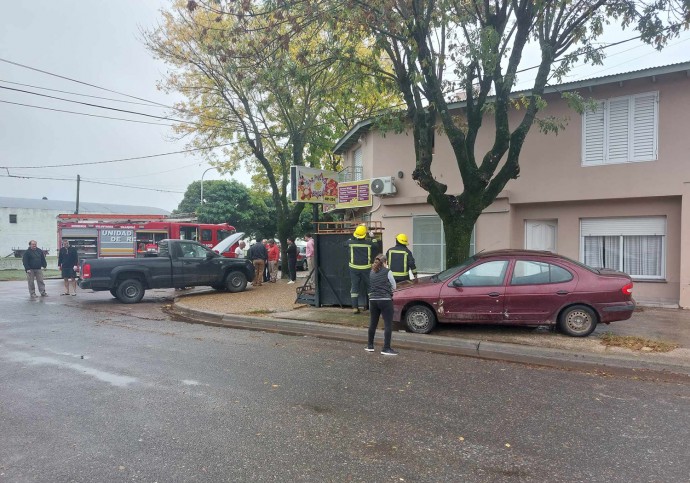 Fuerte accidente entre una camioneta y un automóvil