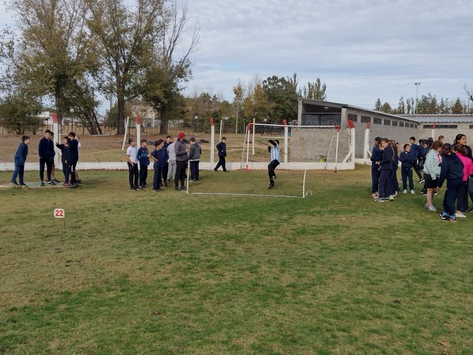 Encuentro inter escolar de atletismo en el Complejo Polideportivo