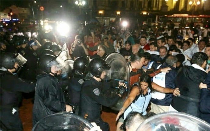 Repudian la represión a los docentes