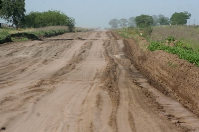 Por los caminos vecinales, la Rural se reunió con la delegada de Leubucó