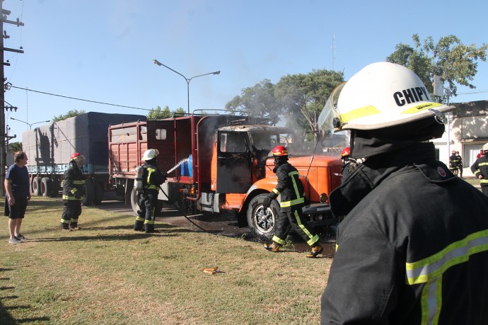 Incendio en un camión estacionado en calle América