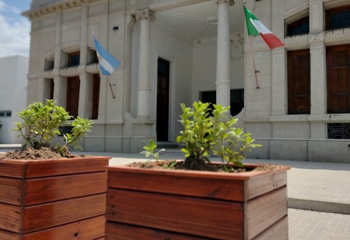 Macetas donadas al municipio embellecen el centro de la ciudad