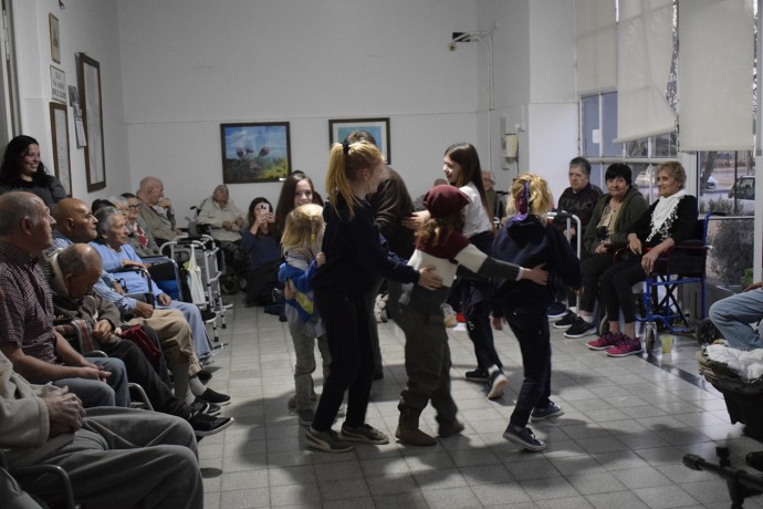 Nueva jornada de “Una tarde con los abuelos” en el Hogar Municipal 