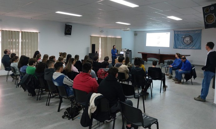 Personal de la empresa TGS brindó una charla en la Escuela Técnica 