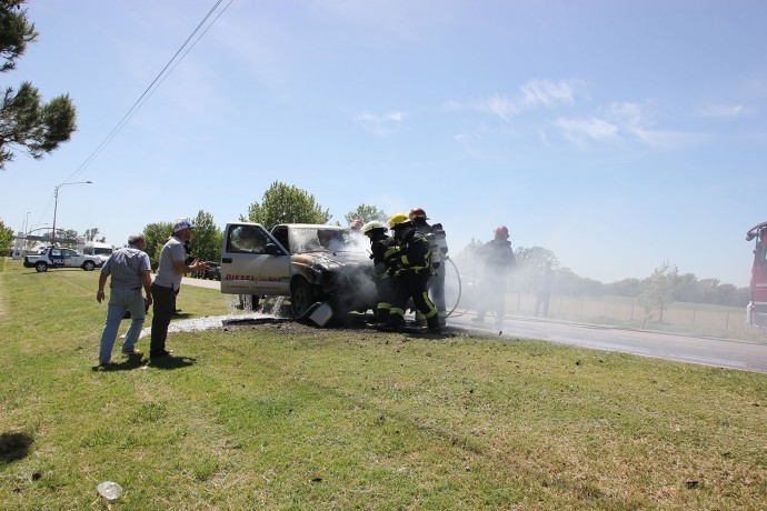 Se incendió una camioneta en el Acceso Centenario