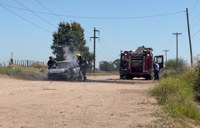 Se incendió por completo un vehículo detrás del Barrio Muter