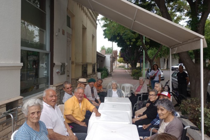 Los residentes del Hogar Municipal disfrutaron de un paseo al aire libre