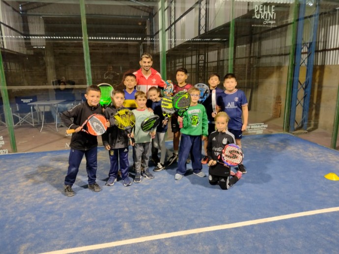 Comenzaron las clases del taller municipal de padel