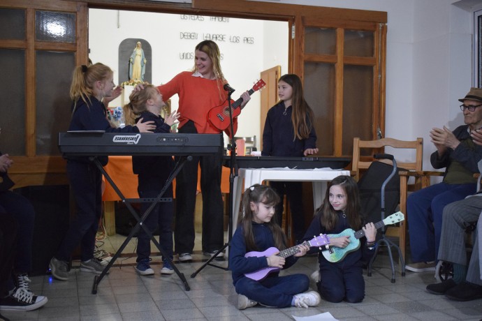 Nueva jornada de “Una tarde con los abuelos” en el Hogar Municipal 