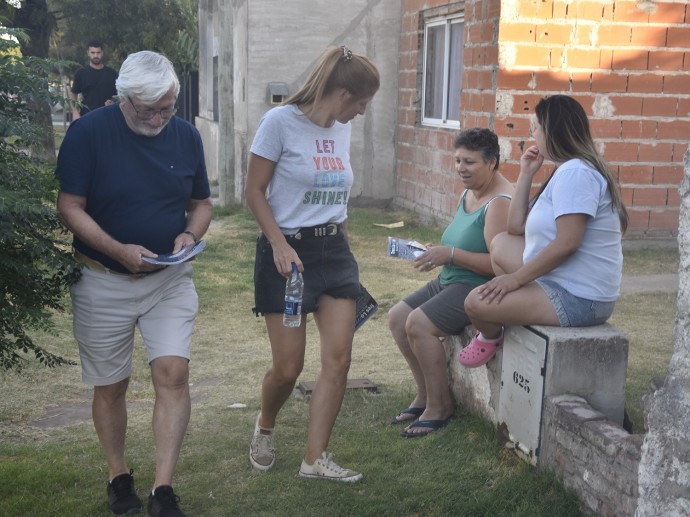 Carrera continúa recorriendo la ciudad para dialogar con los vecinos 