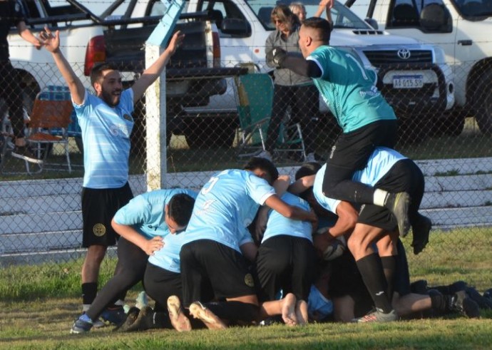 Atlético Argentino ganó sobre el final y se mantiene como único puntero