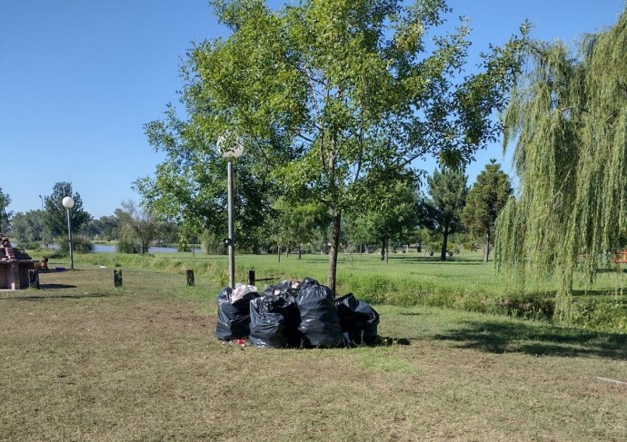 Centenares festejaron Navidad en el Paseo del Lago y luego lo limpiaron