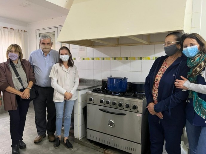 La Cooperadora del Hospital donó televisores y una cocina