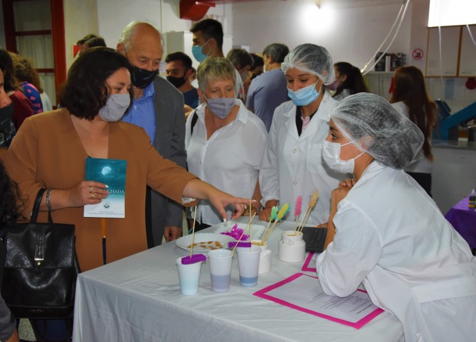 Álvarez visitó la muestra de la Escuela Técnica 