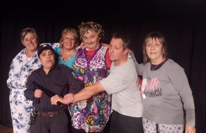 Función del grupo de teatro de adultos mayores