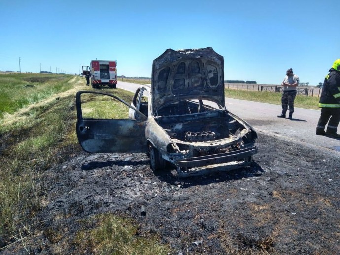 Automóvil destruido por un incendio sobre Ruta Nacional 5