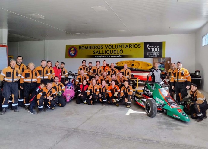 Bomberos se capacitaron sobre rescate en vehículos de competencia