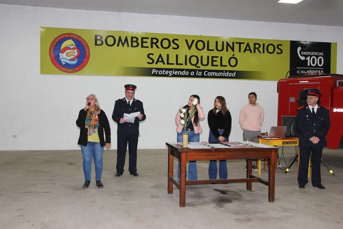 Bomberos Voluntarios conmemoró sus 44 años de existencia