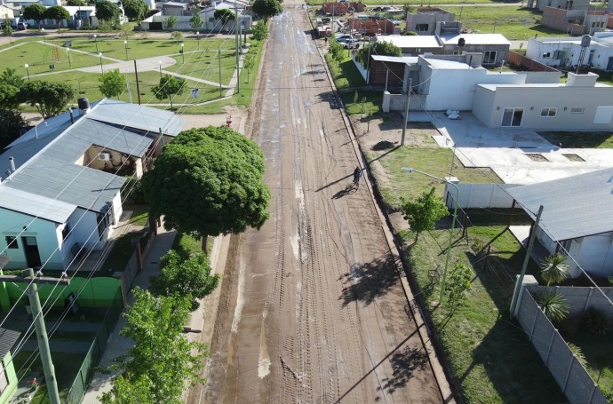 Asfalto y entubamiento de desagües en el barrio Familia Propietaria 