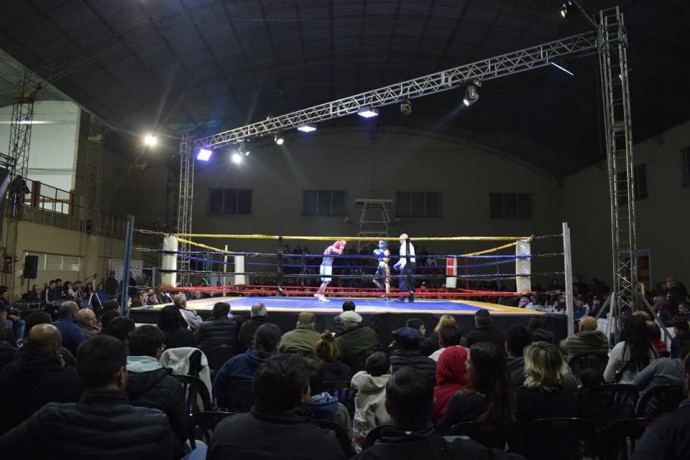 Con el Complejo Polideportivo colmado, se realizó el festival de box 