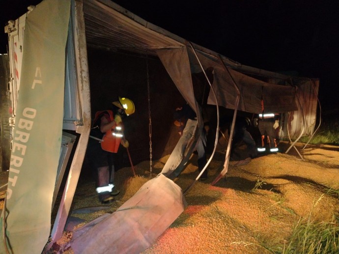 Volcó un acoplado con cereal en Ruta 85