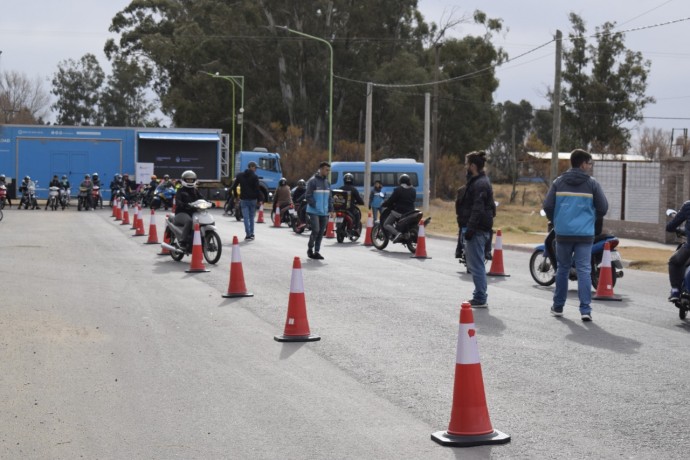 Concurrida capacitación sobre manejo de motocicletas