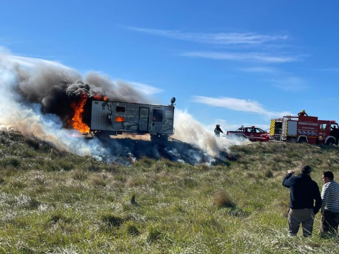 Incendio de casilla rural se propagó a un campo sobre Ruta 85