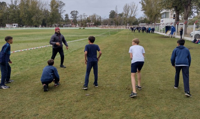 Encuentro inter escolar de atletismo en el Complejo Polideportivo