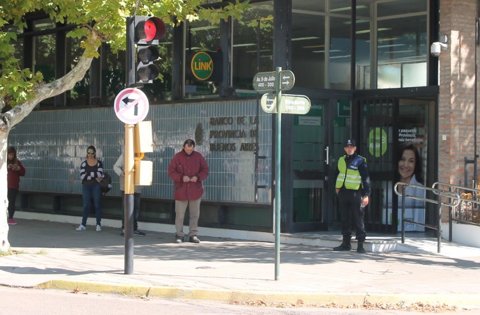 Los bancos comenzaron a trabajar con horario de verano